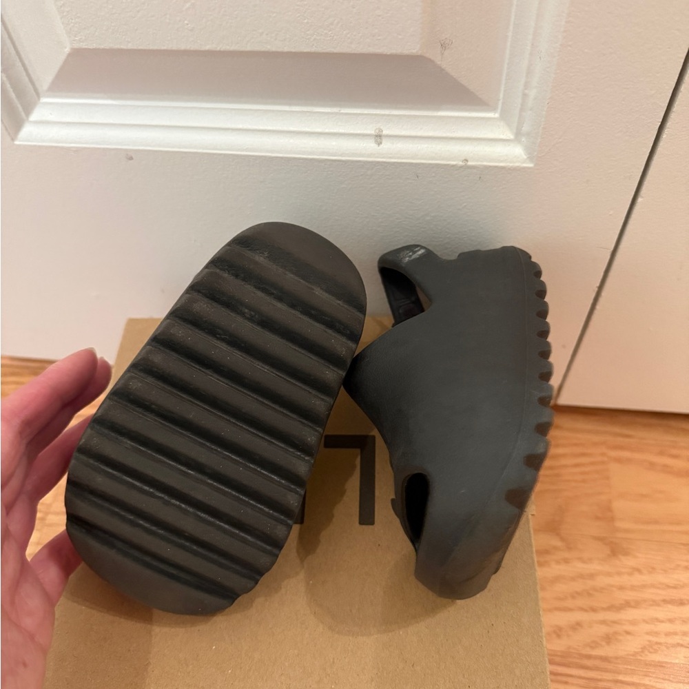 Yeezy Slides - Picture 7 of 9